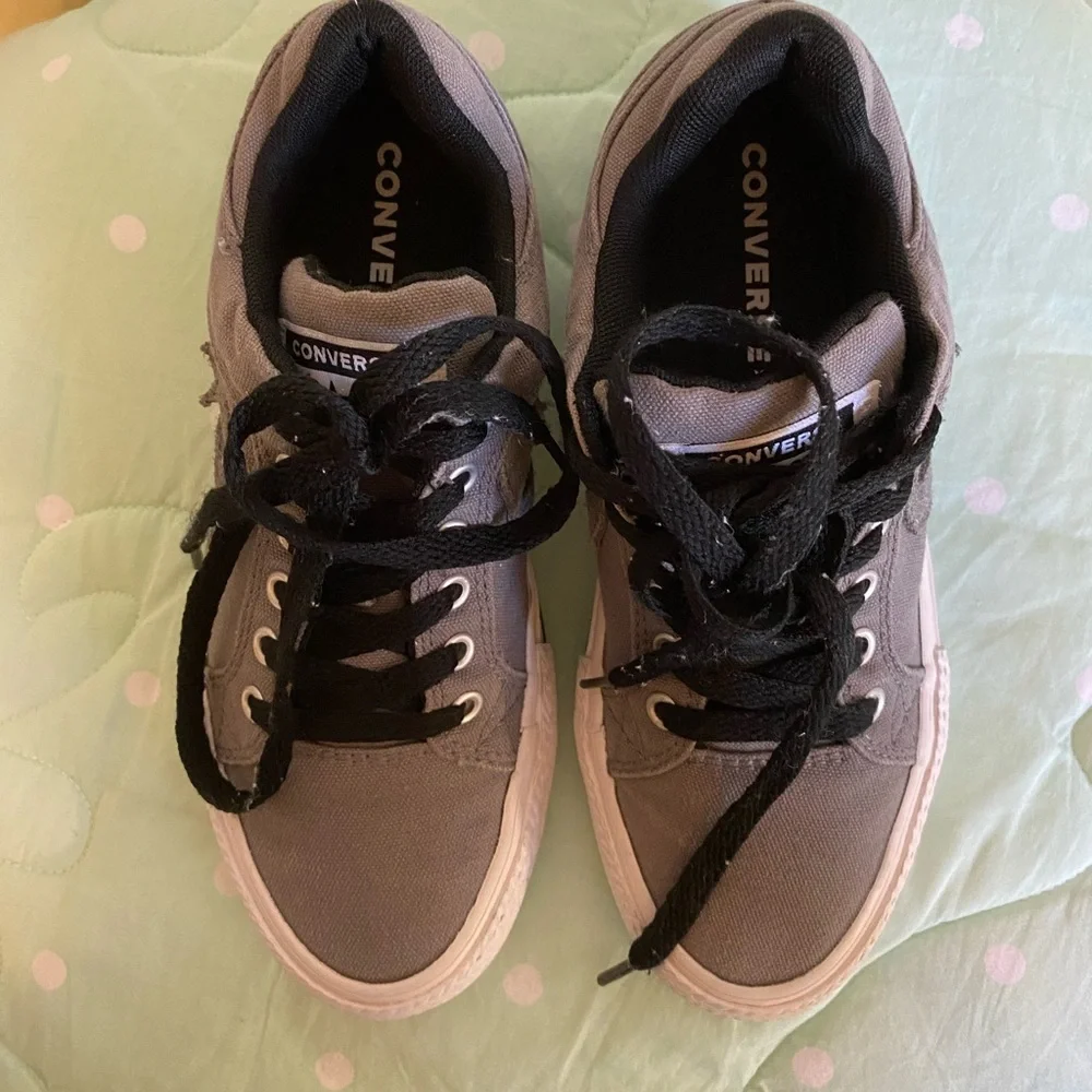 Unisex Kids Gray Converse size 2.